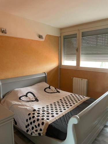 une chambre avec un lit dans une pièce avec une fenêtre dans l'établissement Appartement tout confort, à Tarbes
