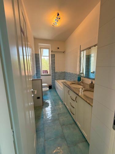 a bathroom with a tub and a sink and a toilet at Innovation House in La Spezia