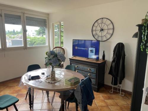une salle à manger avec une table et une télévision dans l'établissement Appartement tout confort, à Tarbes
