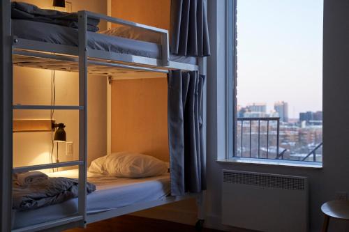 Postel nebo postele na pokoji v ubytování Auberge Saintlo Montréal Hostel