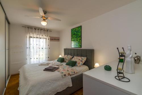 um quarto com uma cama e uma ventoinha de tecto em Apartment Many em Pula