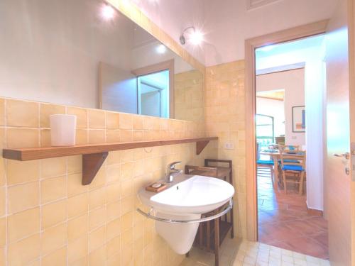 a bathroom with a sink and a mirror at Grande, bella villa in Toscana vicino al mare in Capalbio