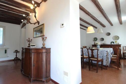 a living room with a table and a dining room at Ballo Delle Streghe in Montebelluna
