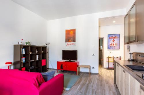 GuestHost - Lights, Camera, Action! - Florence Apt