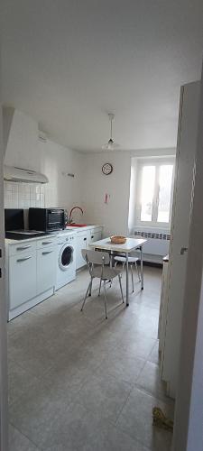 une cuisine avec une table et une table ainsi qu'une salle à manger dans l'établissement Madeleine, à Sancerre