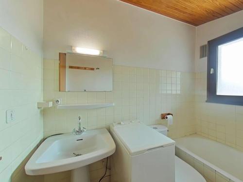 a white bathroom with a sink and a toilet at Charmant appart 3 pièces avec mezzanine et ascenseur, 6 pers, centre village, proche commerces, navettes - FR-1-241-138 in Le Grand-Bornand
