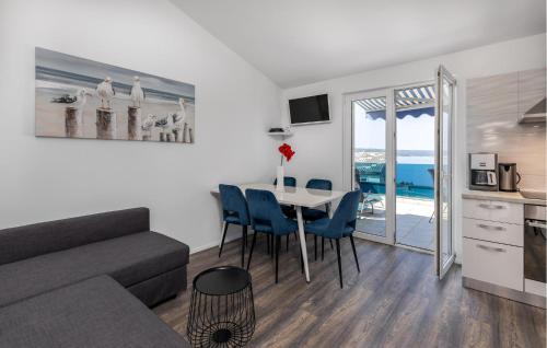 2 Bedroom Cozy Apartment In Dramalj