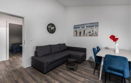 2 Bedroom Cozy Apartment In Dramalj