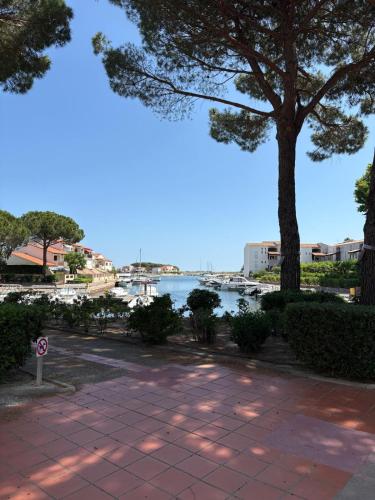 Appart en RDC avec grandre terrasse sur la Marina