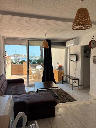 un salon avec un canapé et une table dans l'établissement Appart en RDC avec grandre terrasse sur la Marina, à Saint Cyprien Plage