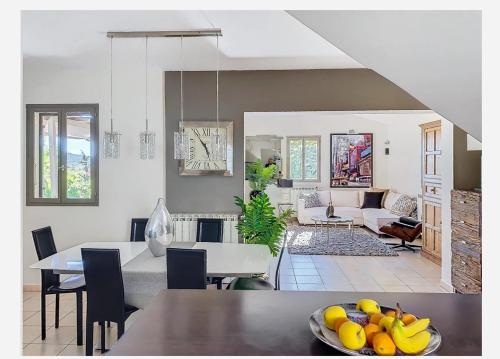 d'une cuisine et d'un salon avec une table et des bananes. dans l'établissement Maison calme 4 chambres, à Pégomas