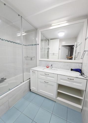 une salle de bain blanche avec un lavabo et une douche dans l'établissement Nice Riquier 8, à Nice