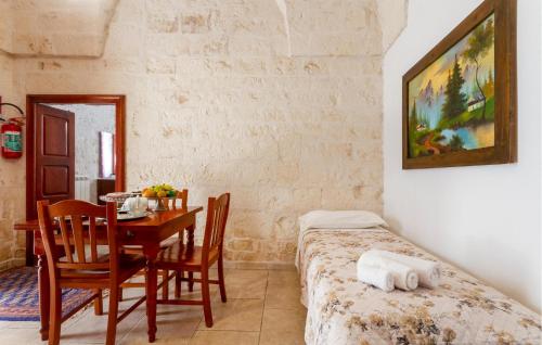 Habitación con mesa, sillas y comedor. en Apartment The Barco, en Ostuni