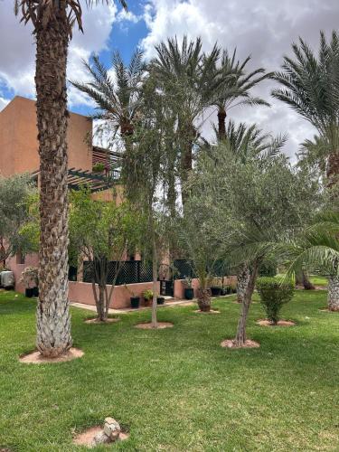 Κήπος έξω από το Maison avec piscine à Marrakech