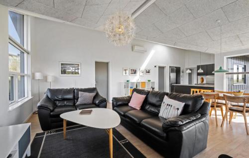 Χώρος καθιστικού στο Lovely Home In Hvide Sande With Sauna