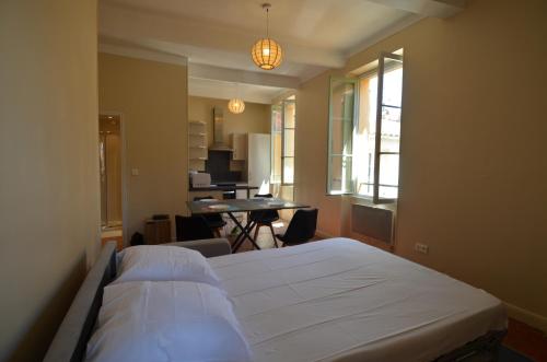 une chambre avec deux lits et une table dans une pièce dans l'établissement STE REPARATE - Cosy 2 pieces vue cathedrale, à Nice