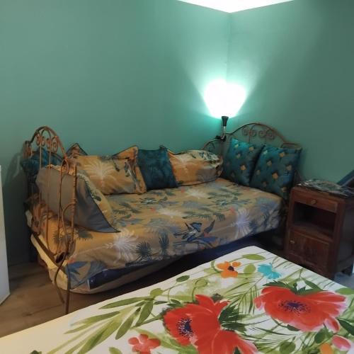 a living room with a couch and a bed at Bucolique Studette 
