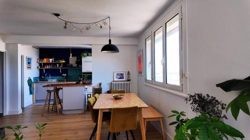 d'une cuisine et d'une salle à manger avec une table et une fenêtre. dans l'établissement Le Grand Bleu, à Sète