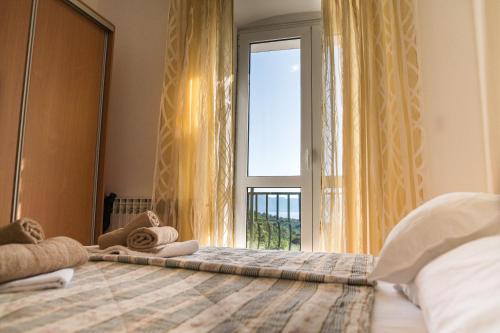Ένα ή περισσότερα κρεβάτια σε δωμάτιο στο Holiday Home Bacinelle with Pool & Sea View