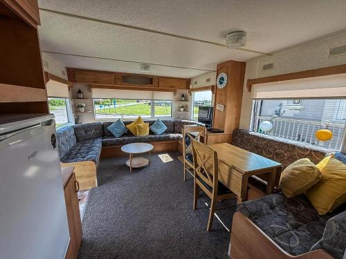Posezení v ubytování Great 4 Berth Caravan At Withernsea Sands Ref 79003Hg