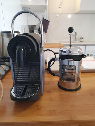 une cafetière assise au-dessus d'une table dans l'établissement Nouveau T2 Horizon Vue Mer Palavas, à Palavas-les-Flots