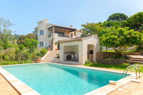 une villa avec piscine devant une maison dans l'établissement Sublime villa provençale 5 chambres avec piscine, à La Croix-Valmer