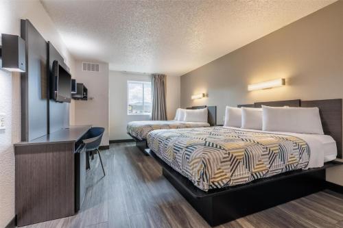 Кровать или кровати в номере Motel 6-Missoula, MT