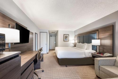 Postel nebo postele na pokoji v ubytování SureStay Hotel by Best Western SeaTac Airport North