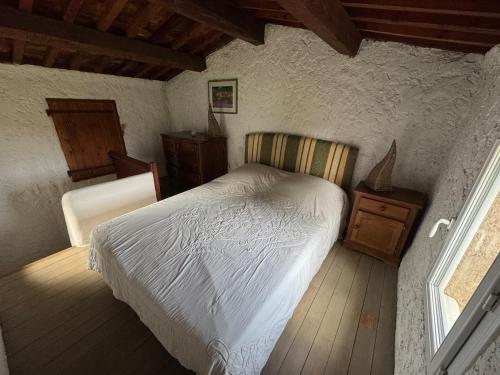 une chambre avec un lit et un parquet dans l'établissement Maison de charme avec piscine, à Trans-en-Provence