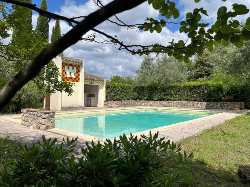 une piscine devant une maison dans l'établissement Maison de charme avec piscine, à Trans-en-Provence