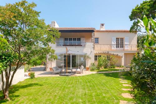 une vue extérieure d'une maison avec cour dans l'établissement Sublime villa provençale 5 chambres avec piscine, à La Croix-Valmer