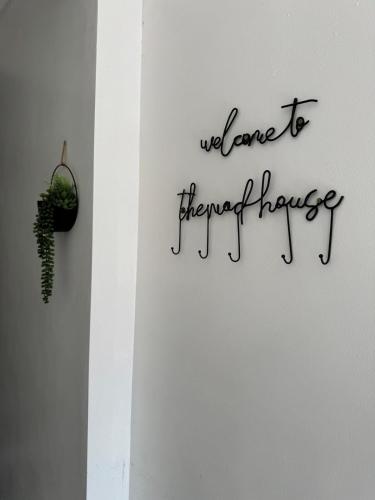Certificado, premio, señal o documento que está expuesto en Tranquil 2BR in Thornton Heath