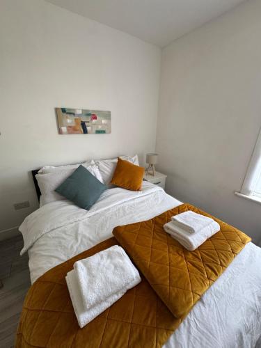 Cama o camas de una habitación en Tranquil 2BR in Thornton Heath