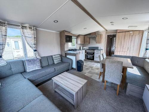 Dapur atau dapur kecil di Beautiful Caravan At Skipsea Sands Ref 41029Wf
