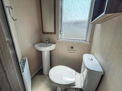 Koupelna v ubytování Beautiful Caravan At Skipsea Sands Ref 41029Wf