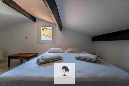 une chambre avec un grand lit avec une fenêtre dans l'établissement Superbe villa climatisée avec parking et piscine, à Pérols