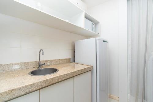 eine Küche mit Spüle und Kühlschrank in der Unterkunft Fusion Hotel em Brasília15967 in Brasilia