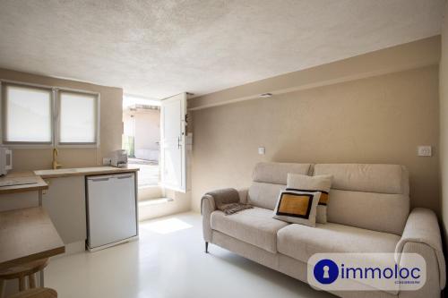 un salon avec un canapé et une cuisine dans l'établissement Studio in Villefranche, à Villefranche-sur-Mer