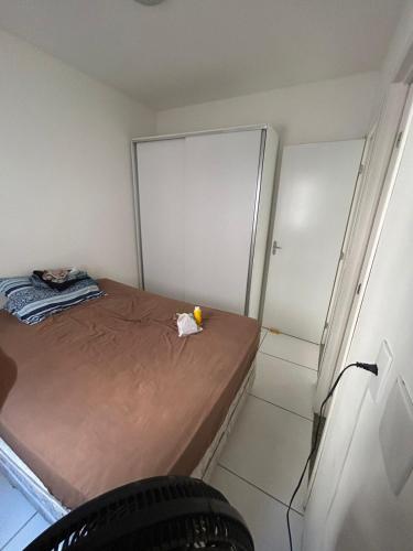 a small bedroom with a bed and a closet at Apartamento 2 qts - Estrada do frio in Paulista