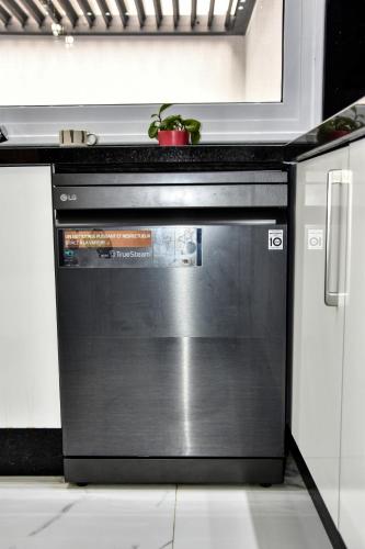 a black dishwasher in a kitchen with a microwave at La Villa Del Mar in Agadir