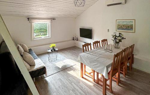 Televiisor ja/või meelelahutuskeskus majutusasutuses 2 Bedroom Amazing Home In Falkenberg