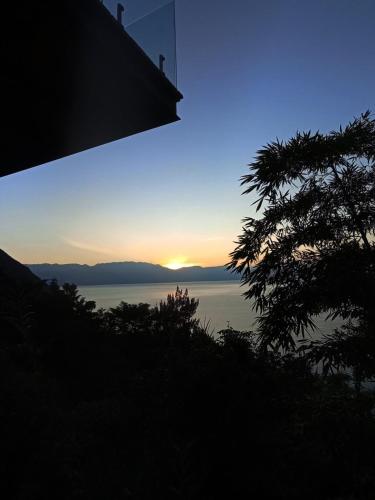 a view of the sunset from a house at Luxury Casa Árbol Amazing View in Jaibalito