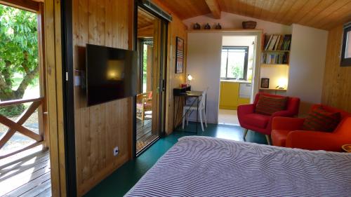 Televisyen dan/atau pusat hiburan di Les Piégonnaises - Deux luxueuses roulottes et la cabane en Drôme Provençale