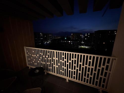 un balcone con vista sulla città di notte di MOOS Aparthotel Qualis a Braşov