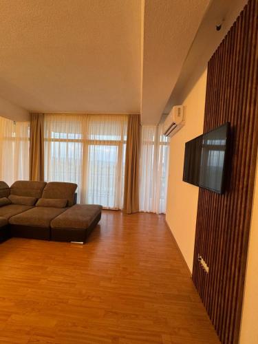 Una televisión o centro de entretenimiento en Apartman Mandurić