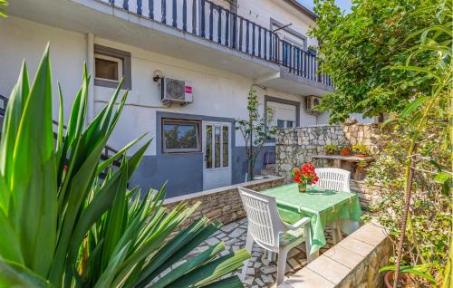 Beautiful Apartment In Liznjan With Wifi