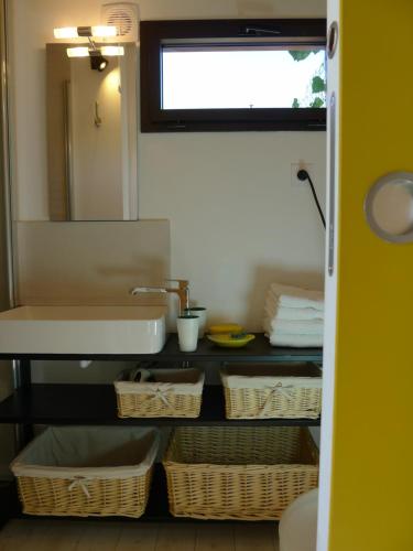 Gambar di galeri bagi Les Piégonnaises - Deux luxueuses roulottes et la cabane en Drôme Provençale di Piégon