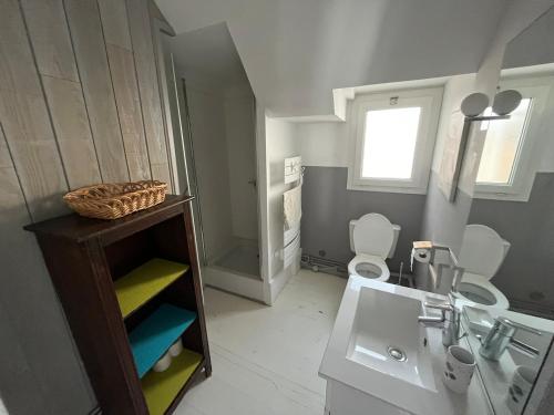 une salle de bain avec un lavabo et des toilettes dans l'établissement Cabine du Capitaine 5, à Fécamp