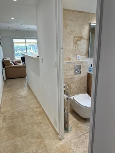 une salle de bain avec un lavabo et des toilettes dans une chambre dans l'établissement Maison des Sables - A côté de la Plage dans le Golfe de Saint-Tropez, à Grimaud