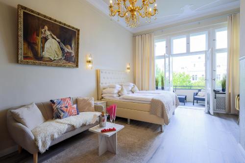 a living room with a couch and a bed at Hotel Augusta Am Kurfürstendamm in Berlin